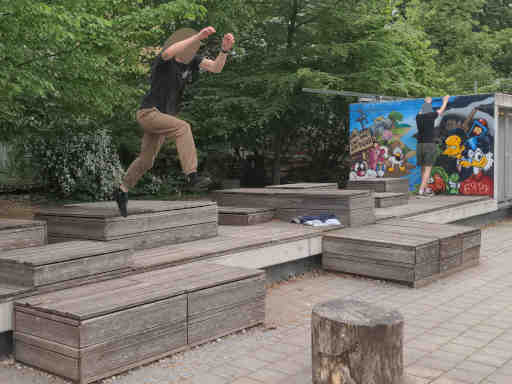 Foto: MT Gymnasium Holzsitze